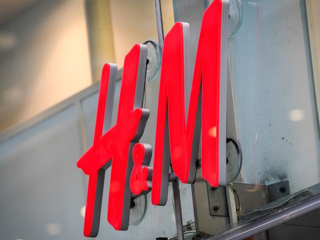 (FILES) This file photograph taken on April 2, 2020, shows the logo of H & M (Hennes & Mauritz AB) at a company store in central Stockholm. - Swedish ready-to-wear giant Hennes & Mauritz (H&M), which is gradually recovering from the effects of the coronavirus, reported on October 1, 2020, better than expected results in the third quarter, despite halving its net profit. (Photo by Fredrik SANDBERG / TT News Agency / AFP) / Sweden OUT