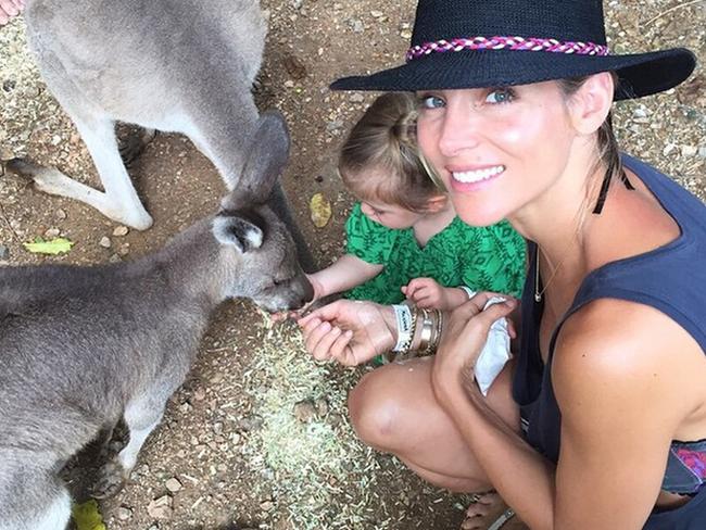 Friday fun day!! #australia #canguros #loʋeaniмals #faмily #aмor Picture: Elsa Pataky/Instagraм