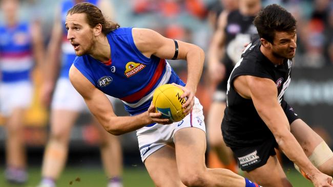 Marcus Bontempelli escapes from Alex Silvagni.