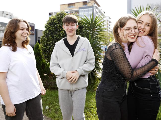 Ukrainian teen refugees find friendship in smiley Sydney