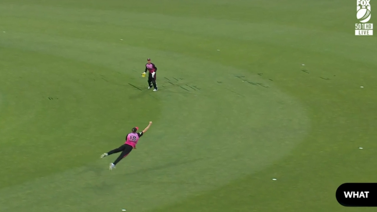 Jack Edwards takes 'catch of the summer' in BBL Qualifier