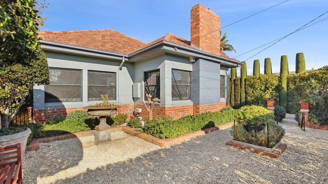 The front garden complement’s the house’s style.