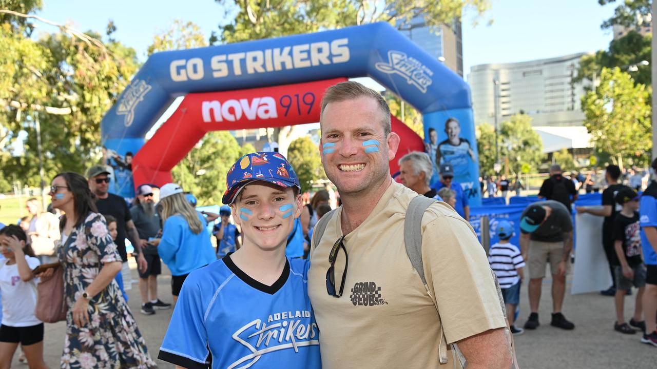 20/12/24. Gallery Big Bash - Adelaide Strikers v Melbourne Stars at Adelaide Oval. Picture: Keryn Stevens