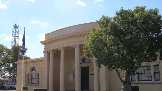 OCTOBER 2006: Roma Courthouse, Roma.  PicDoug/Parrington