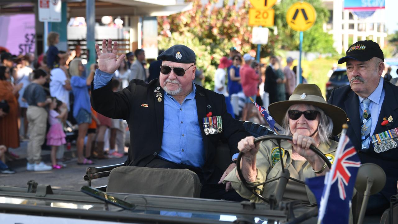 150+ photos Townsville pays respects on Anzac Day Townsville Bulletin