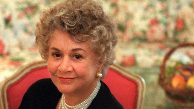 31/12/2003 WIRE: ** EMBARGOED NOT FOR PUBLICATION BEFORE 0001 GMT WEDNESDAY DEC. 31 2003  ** FILE **   Actor Joan Plowright posing for a portrait at a New York hotel 04 May 1999.