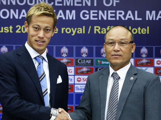 Japan's soccer player Keisuke Honda (L) poses with military police chief and president of the football federation of Cambodia Sao Sokha during a press conference in Phnom Penh on August 12, 2018. - Honda signed on as the general manager of the Cambodian national football team Sunday in a move that brings high-profile talent to the Southeast Asian club. (Photo by - / AFP)