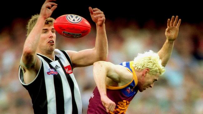 Steve McKee battles with Jason Akermanis in the 2002 Grand Final.