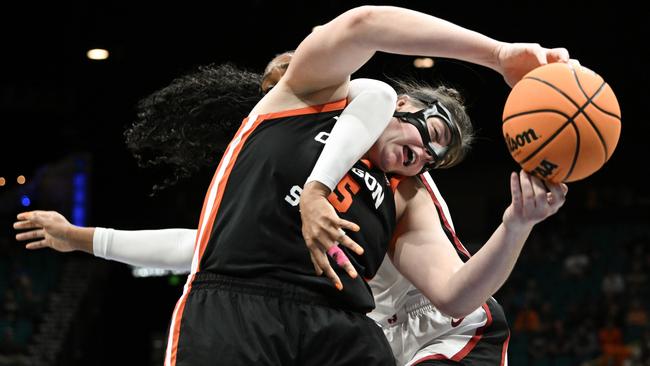 Raegan Beers Oregon State Beavers battles for a rebound with Kiki Iriafen of the Stanford Cardinal in Las Vegas. Picture: Candice Ward/Getty Images