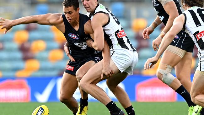 Ed Curnow of Carlton is pressured by the defence during the round 14 AFL match between the Carlton Blues and the Collingwood Magpies at The Gabba on August 30, 2020 in Brisbane, Australia. (Photo by Bradley Kanaris/Getty Images)