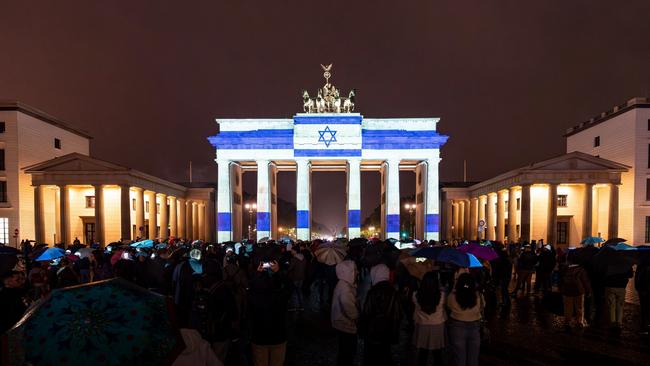 The Brandenburg Gate was illuminated in the colors of the Israeli flag on Saturday evening as a show of solidarity. According to a spokeswoman of the Berlin Senate Administration, this was done at the request of the Governing Mayor Kai Wegner