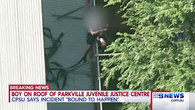 Youth prisoner climbs on to roof of Parkville Juvenile Justice Centre (9 News)