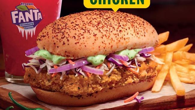 Hamburger di pollo al curry verde tailandese, Malesia Stiamo ascoltando, Malesia.  Qui il pollo croccante è condito con una salsa al curry verde e un piatto di verdure.  Come un orologio fermo che funziona due volte al giorno, a volte Macca lo fa bene.