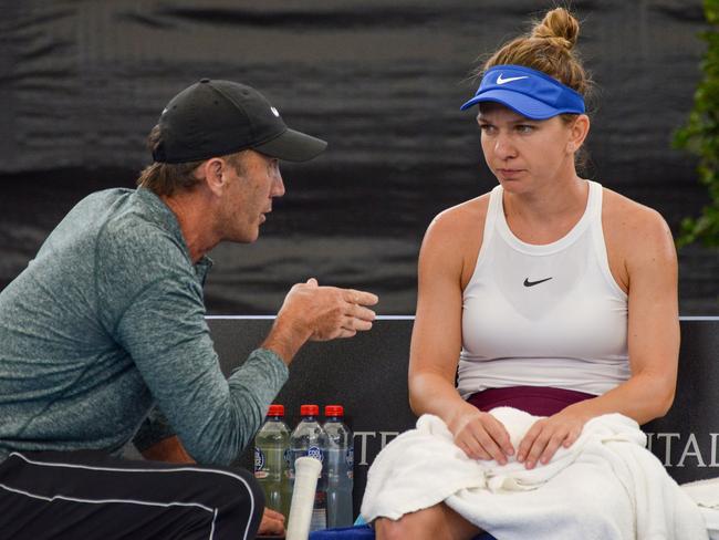 Simona Halep of Romania talks to her coach Darren Cahill during her women's singles quarter-final match against Aryna Sabalenka of Belarus at the Adelaide International tennis tournament in Adelaide on January 16, 2020. (Photo by Brenton EDWARDS / AFP) / IMAGE RESTRICTED TO EDITORIAL USE - STRICTLY NO COMMERCIAL USE