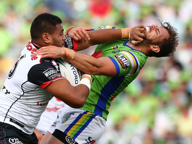 CANBERRA, AUSTRALIA - MARCH 24: Samuel Lisone of the Warriors palms Aiden Sezer of the Raiders during the round three NRL match between the Canberra Raiders and the New Zealand Warriors at GIO Stadium on March 24, 2018 in Canberra, Australia.  (Photo by Mark Nolan/Getty Images)