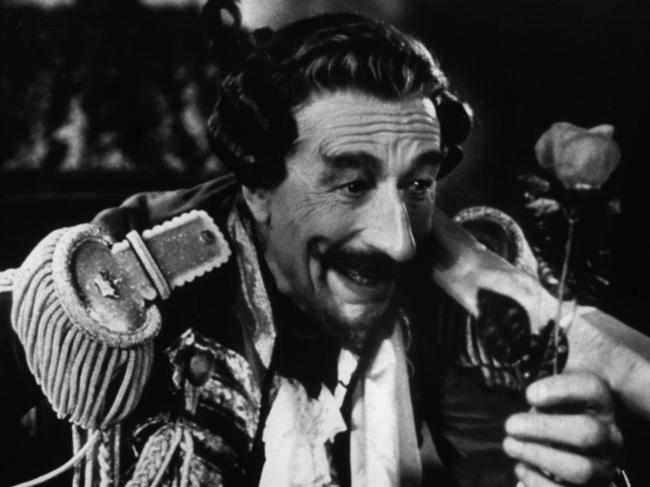 1988 : Actor John Neville in the 1988 film "The Adventures of Baron Munchausen".Neville /actor P/R