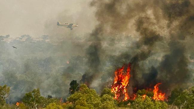 Efsta Konidaris Photography captured images of water bombers helping to douse the Tennant Creek bushfires at Battery Hill. Photos: Efsta Konidaris Photography