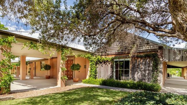 Loggerheads in the Hunter region sold for $7.5m to Miranda Kerr.