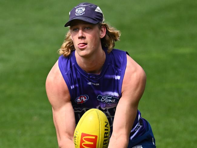 GEELONG, AUSTRALIA - SEPTEMBER 16: Sam De Koning of the Cats handballs during a Geelong Cats AFL training session at GMHBA Stadium on September 16, 2024 in Geelong, Australia. (Photo by Quinn Rooney/Getty Images)