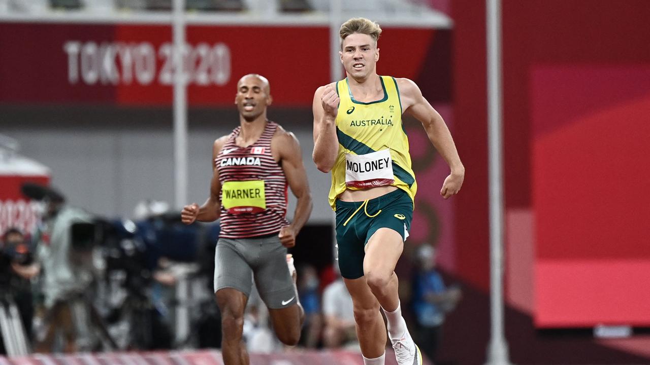 Australia's Ashley Moloney (R) wins the men's decathlon 400m during the Tokyo 2020 Olympic Games at the Olympic Stadium in Tokyo on August 4, 2021. (Photo by Jewel SAMAD / AFP)