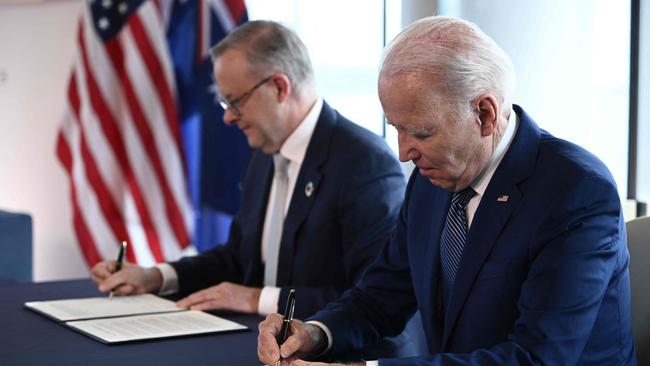 US President Joe Biden (R) signs documents with Australia's Prime Minister Anthony Albanese during a bilateral meeting as part of the G7 Leaders' Summit in Hiroshima on May 20, 2023. (Photo by Brendan SMIALOWSKI / AFP)