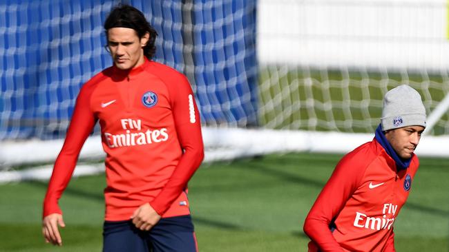 Paris Saint-Germain's Brazilian forward Neymar (R) and Paris Saint-Germain's Uruguayan forward Edinson Cavani