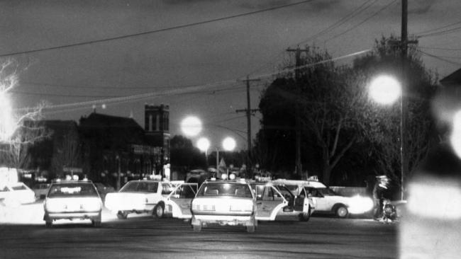 1987. A police ring of steel cordons off Rushall Crescent, Clifton Hill during the Hoddle St massacre.