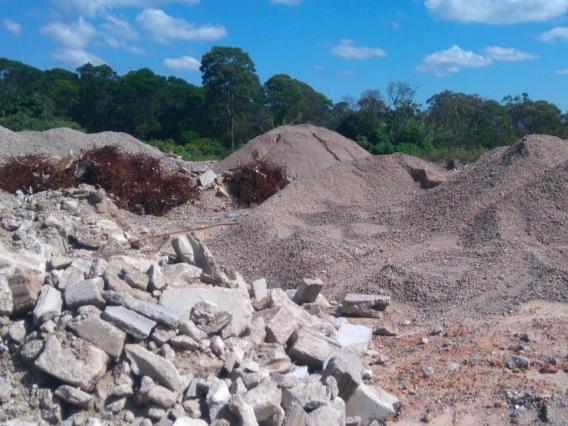 Kariong Sand and soil recycling facility: Photo of the existing landscaping and building material storage area.