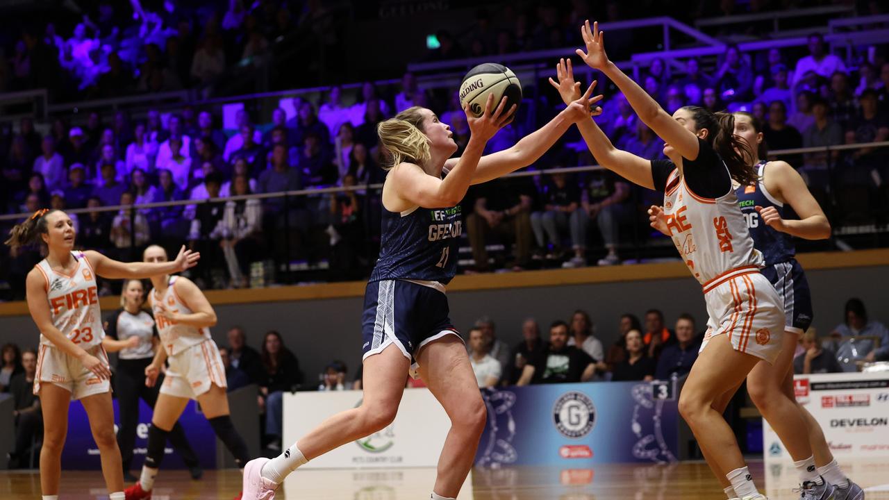 GEELONG, AUSTRALIA - OCTOBER 30: Keely Froling of Geelong United drives to the basket during the round one WNBL match between Geelong United and Townsville Fire at The Geelong Arena, on October 30, 2024, in Geelong, Australia. (Photo by Kelly Defina/Getty Images)