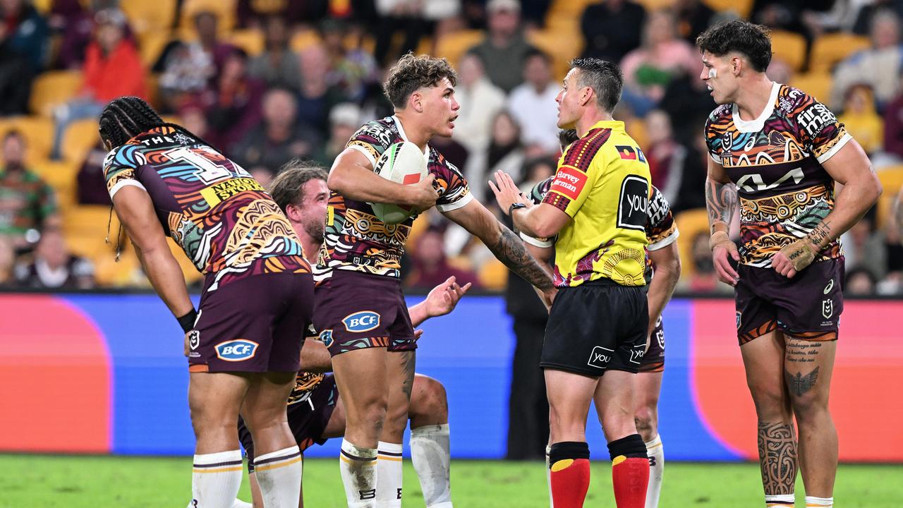 Walsh had several chats to Adam Gee throughout the match. Photo by Bradley Kanaris/Getty Images