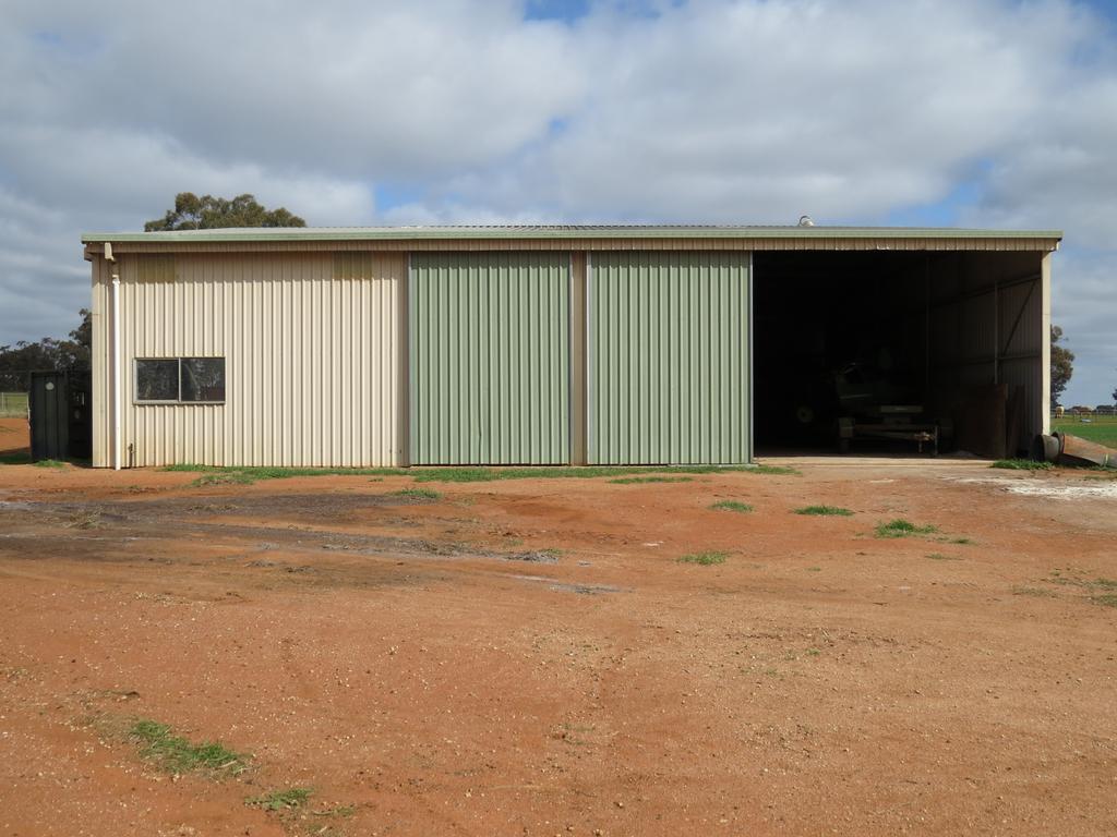 Nangunia Station has 1220ha of arable land, produces prime lamb and wool and it is suitable for both winter and summer crops.