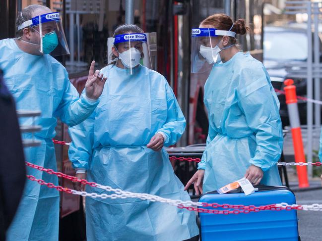 BESTSHOT MELBOURNE, AUSTRALIA - NewsWire Photos APRIL 8, 2021: International travellers arrived at the Intercontinental Hotel in Melbourne to complete 2 weeks of quarantine. Victoria's quarantine program resumed today. Picture: NCA NewsWire / Paul Jeffers