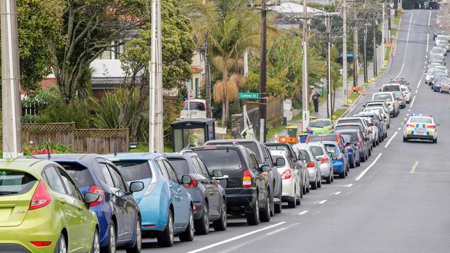 Motorists queue at a COVID-19 coronavirus testing centre in Auckland. Picture: AFP.