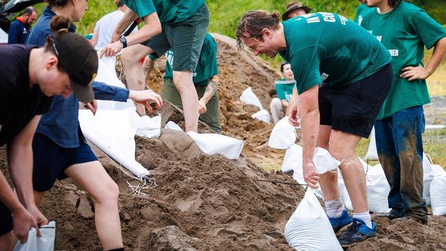 Residents fill sand bags at a temporary sand bagging station at Whites Hill in Brisbane on March 5, 2025. Tropical Cyclone Alfred veered towards Australia's densely populated eastern coast on March 5, sparking emergency warnings, closing hundreds of schools, and threatening to flood thousands of homes. (Photo by Patrick HAMILTON / AFP)