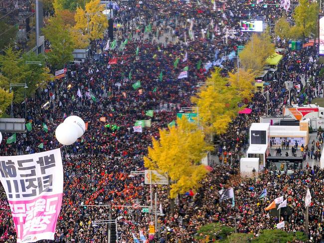 Protesters gather during an anti-government rally in central Seoul on November 12, 2016. Up to one million people were expected to take to the streets of Seoul on November 12 to demand the resignation of scandal-hit President Park Geun-Hye, in one of the largest anti-government protests in decades. / AFP PHOTO / YONHAP / YONHAP / - South Korea OUT / REPUBLIC OF KOREA OUT - NO ARCHIVES - RESTRICTED TO SUBSCRIPTION USE