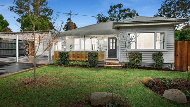 65 Lyons Rd Croydon North