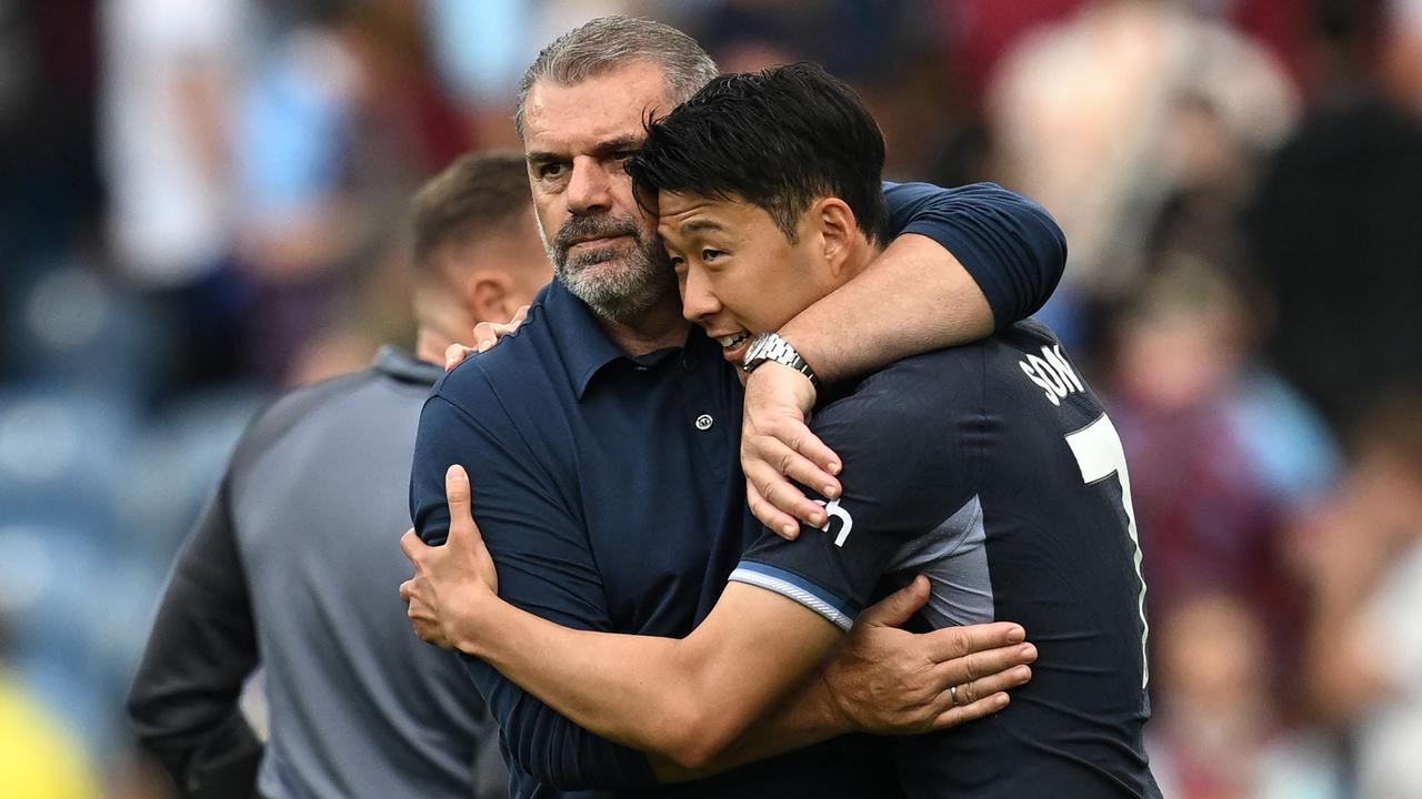 Ange Postecoglou (L) embraces South Korean striker Son Heung-Min. Photo by Paul ELLIS / AFP.