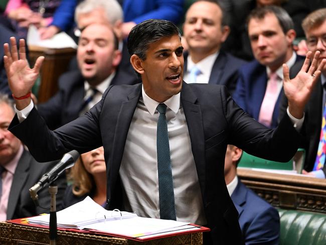 A handout photograph released by the UK Parliament shows Britain's Prime Minister Rishi Sunak speaking during his first Prime Minister's Questions (PMQs) in the House of Commons in London on October 26, 2022. - In his first full day as Britain's prime minister, Rishi Sunak on Wednesday delayed a crunch budget and rebuffed renewed demands for an early general election as he began trying to rebuild the Conservatives' poll standing. (Photo by JESSICA TAYLOR / various sources / AFP) / RESTRICTED TO EDITORIAL USE - NO USE FOR ENTERTAINMENT, SATIRICAL, ADVERTISING PURPOSES - MANDATORY CREDIT " AFP PHOTO / Jessica Taylor /UK Parliament"