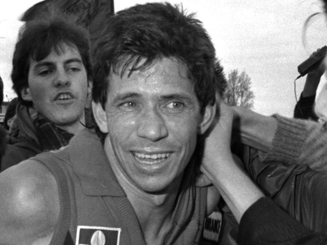 1987. Footscray v Melbourne. Western Oval. Todd Viney and Robert Flower (Robbie Flower). Picture: TERRY PHELAN. Neg: 870829/189