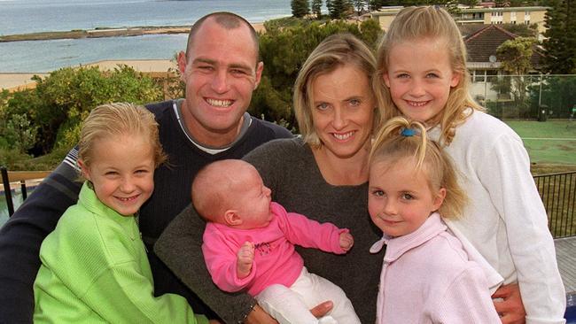 JUNE 16, 2000 : Canterbury Bulldogs player Daryl Halligan with wife LInda & children Devon (7), Cooper (5), Bronte (3) & Inde (11 weeks) at family's Mona Vale home. Pic Roy Haverkamp. Rugby League Hall/fam