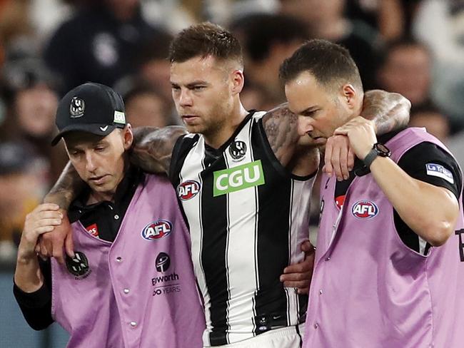 MELBOURNE, AUSTRALIA - MARCH 25: Jamie Elliott of the Magpies leaves the field injured during the 2021 AFL Round 02 match between the Carlton Blues and the Collingwood Magpies at the Melbourne Cricket Ground on March 25, 2021 in Melbourne, Australia. (Photo by Dylan Burns/AFL Photos via Getty Images)