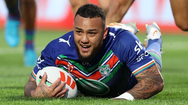 AUCKLAND, NEW ZEALAND - SEPTEMBER 16: Addin Fonua-Blake scores a try during the NRL Semi Final match between the New Zealand Warriors and Newcastle Knights at Go Media Stadium Mt Smart on September 16, 2023 in Auckland, New Zealand. (Photo by Fiona Goodall/Getty Images)