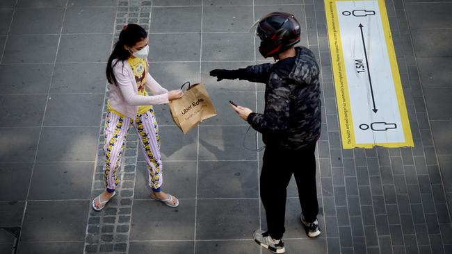 An Uber Eats rider delivers a meal to a customer. Picture: NCA NewsWire / Andrew Henshaw