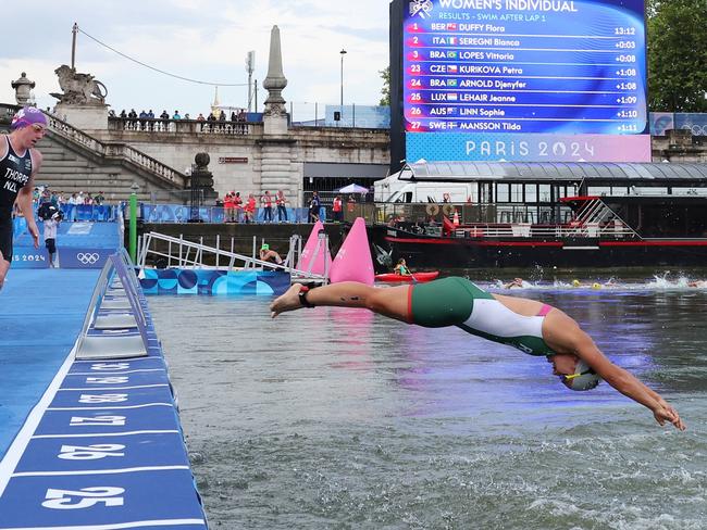 PARIS, FRANCE - JULY 31: Lizeth Rueda Santos of Team Mexico competes during Women's Individual Triathlon on day five of the Olympic Games Paris 2024 at Pont Alexandre III on July 31, 2024 in Paris, France. (Photo by Ezra Shaw/Getty Images)