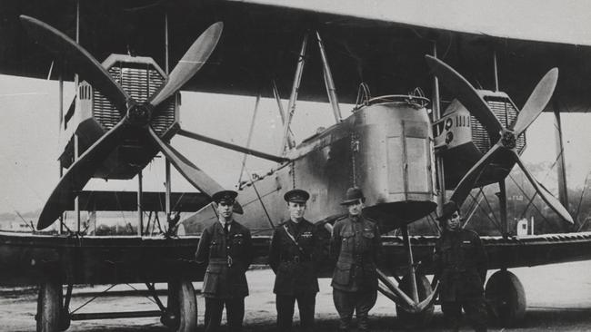 Ross and Keith Smith, James Bennett and Walter Shiers with the Vickers Vimy. Image: State Library of South Australia