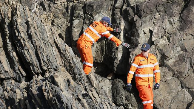 SES volunteers search for missing Belgian backpacker Theo Hayez. Picture: AAP