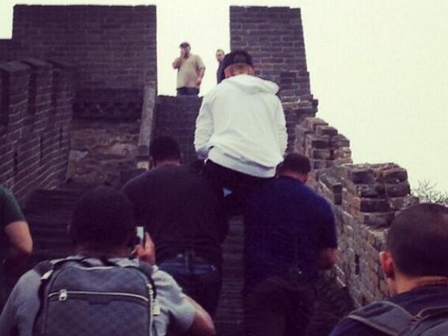 Yes, this picture is of Justin Bieber’s entourage carrying him up the Great Wall of China.