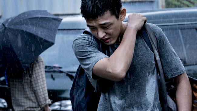 Jong-soo (Yoo Ah-In) is a young writer who has just moved to the South Korean capital Seoul, and has immediately fallen for a former classmate from his village school