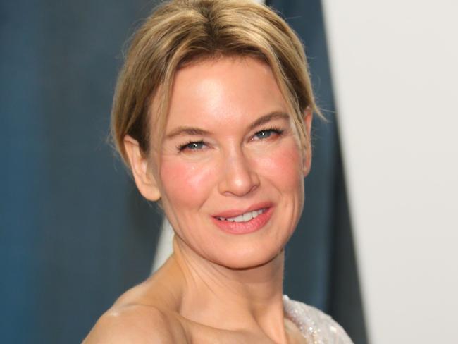 US actress Renee Zellweger holds her Oscar for Best Actress for "Judy" as she attends the 2020 Vanity Fair Oscar Party following the 92nd Oscars at The Wallis Annenberg Center for the Performing Arts in Beverly Hills on February 9, 2020. (Photo by Jean-Baptiste Lacroix / AFP)