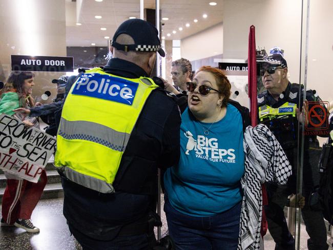 MELBOURNE, AUSTRALIA - NCA NewsWire Photos - 18 MAY 2024: Pro-Palestine protesters are seen in a confrontation with members of Victoria Police as they attempted to enter the Moonee Valley Racecourse as the ALP Conference occurred inside. Picture: NCA NewsWire / Diego Fedele